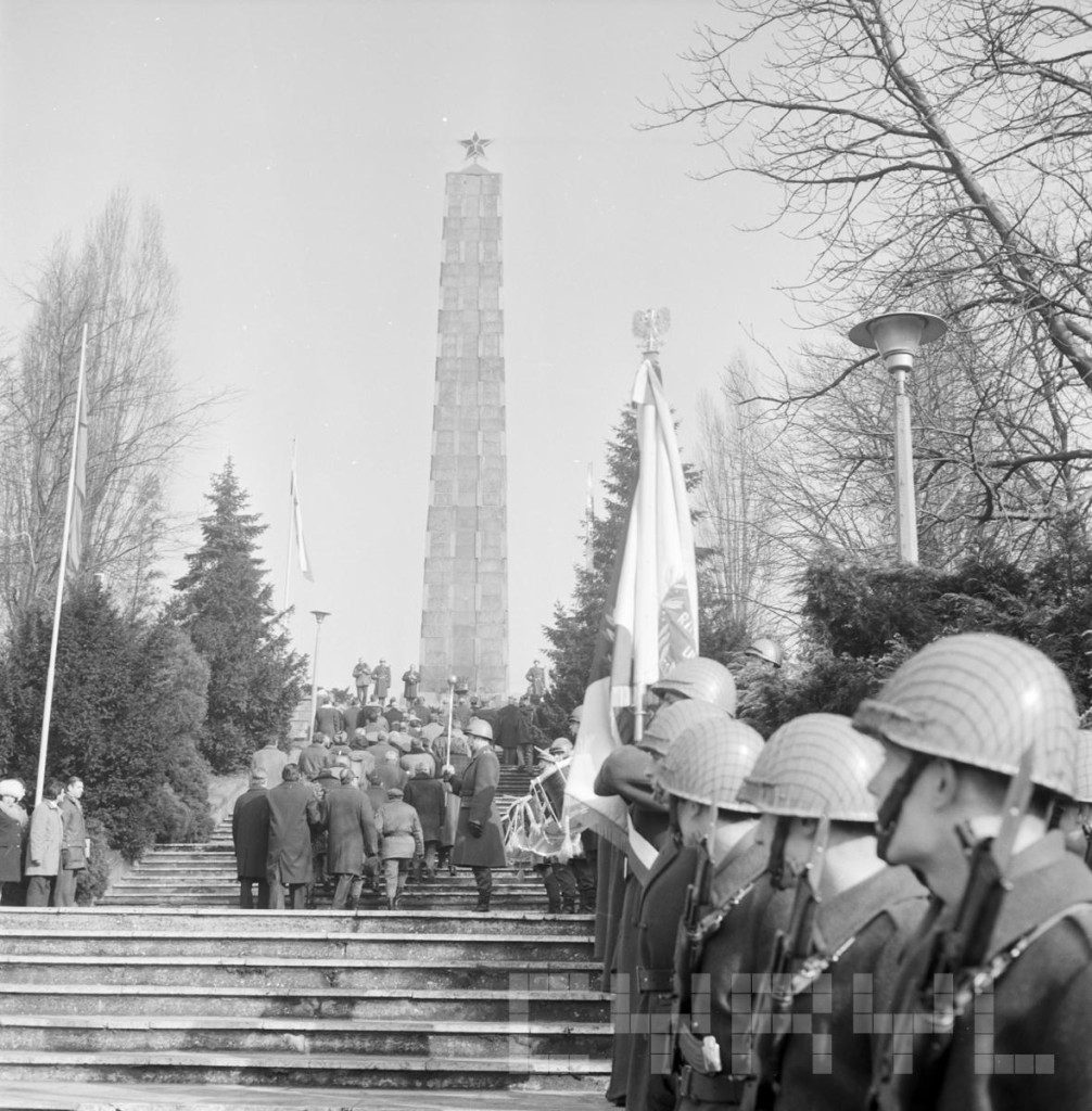 Przedstawiciele KW PZPR w Poz i członkowie delegacji KPZR z Charkowa skład.kwiaty pod Pomnikiem 21.2.1975.mala